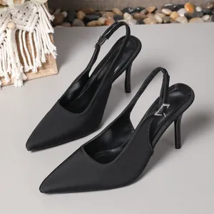 Elegante schwarze Slingpumps mit spitzer Zehenpartie und feiner Rippstoff-Textur für Damen