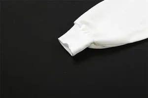 Detalle del puño acanalado de una camiseta blanca casual de manga larga para mujer.