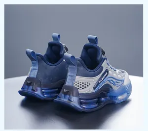 Vue arrière de baskets bleues pour garçons avec semelle épaisse et logo FASHION