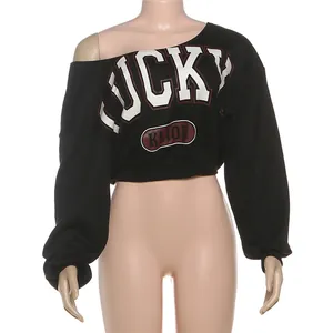 Detalle de camiseta corta de manga larga negra con cuello oblicuo y estampado LUCKY