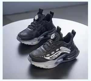 Vue latérale de baskets noires pour garçons avec semelles à air et système de laçage