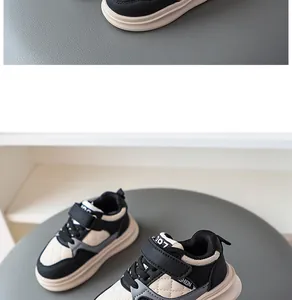 Nahaufnahme von stylischen Kinder-Sneakers mit Klettverschluss und dicker Sohle.
