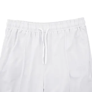 Detalle de pantalones joggers blancos oversize para hombre con cintura elástica.