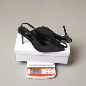 Detailansicht schwarzer Slingback-Stilettos mit spitzer Zehenpartie, Gewicht 438,7 g