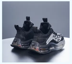 Vue détaillée de baskets noires pour garçons avec motif de flammes et semelle épaisse