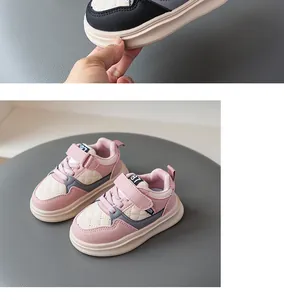 Nahaufnahme von rosa Kinder-Freizeitschuhen mit dicken Sohlen und Klettverschluss