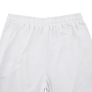 Primer plano de la cómoda cintura elástica de unos pantalones joggers blancos para hombre
