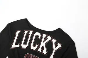 Detalle de cerca de una camiseta negra corta de manga larga con estampado LUCKY