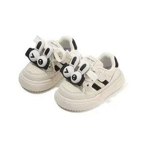 Sneakers per bambini bianco crema con simpatica decorazione coniglietto 3D e righe
