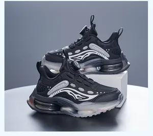 Vue détaillée des baskets noires pour garçons avec motif flamme et laçage à cadran