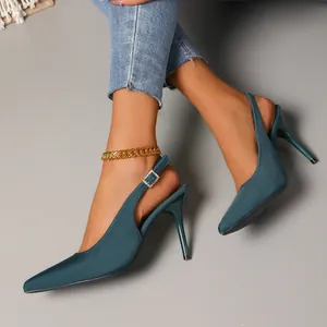 Detailaufnahme stilvoller blaugrüner Slingback-Stilettos mit spitzer Zehenpartie zu Jeans.
