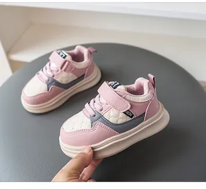 Detailaufnahme der rosa-grauen Kinder-Plateau-Sneaker mit modischem Label