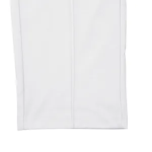 Detalle del dobladillo y costuras de un pantalón de chándal blanco holgado para hombre.