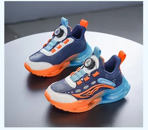 Baskets de sport stylées pour garçons avec boucle rotative et semelle compensée vive