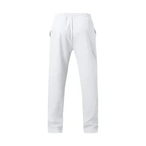 Vista posterior de joggers blancos oversize minimalistas con cintura elástica