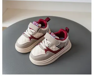Detailansicht gesteppte Kinder-Skateschuhe in Burgund und Beige mit Klettverschluss