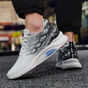 Ademende hardloopschoenen voor heren met platformzool en stijlvolle grafische patronen.