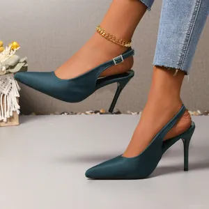 Nahaufnahme von eleganten spitzen Stiletto-Pumps aus blaugrünem Satin für Damen