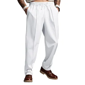 Detalle de los pantalones casuales blancos oversize para hombre con pliegue y cordón