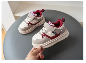 Detailansicht der stylischen Kindersneaker mit Khaki- und weinrotem Patchwork-Design.