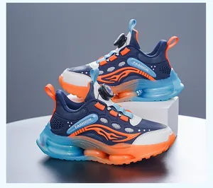 Vue détaillée de chaussures de sport stylées pour garçons avec accents orange et bleu.