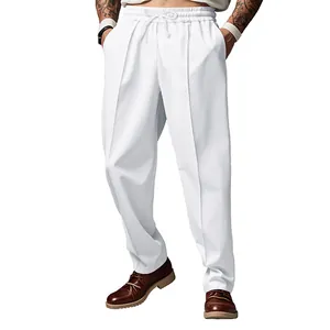 Detalle del pantalón blanco ancho para hombre con cordón y un corte holgado moderno.