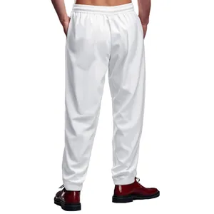 Vista trasera de pantalones deportivos blancos oversize para hombre ajuste holgado.