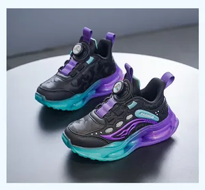 Vue détaillée de baskets de sport pour garçons avec tige en cuir et semelle dégradée