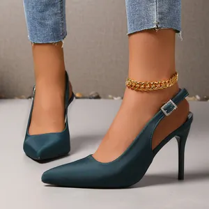 Detailansicht der eleganten dunkelblauen Stiletto-Slingpumps mit spitzer Zehenpartie