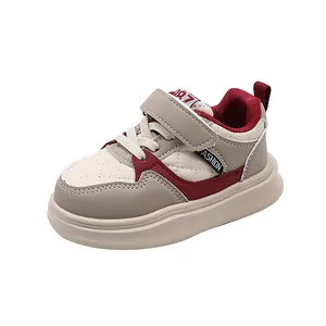 Nahaufnahme stylischer Kinder-Sneaker mit dicker Sohle und trendigem Color-Block-Design