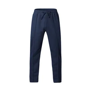 Vista frontal de joggers oversize azul marino con cordón y detalles de costura