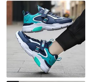 Vue détaillée des baskets de sport pour garçons en bleu marine et turquoise avec velcro.