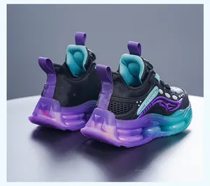 Vue arrière de baskets de sport pour enfants avec semelles dégradées violettes et teal