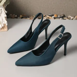 Detail von petrolfarbenen Slingback-Pumps mit eleganter Rippstruktur und Schnalle