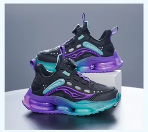 Vue détaillée de baskets élégantes pour garçons avec semelles dégradées violettes