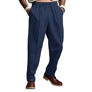 Detalle de pantalones de chándal azul marino oversize con cordón para hombre moderno