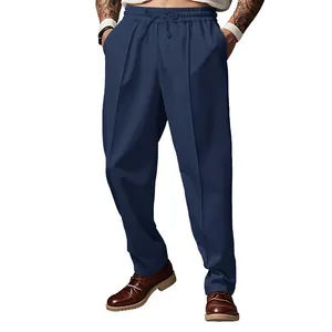 Vista detallada de los pantalones casuales holgados azul marino con cordón y raya frontal