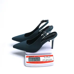 Detaillierte Gewichtsmessung von eleganten, petrolfarbenen Stilettos mit spitzer Zehenpartie