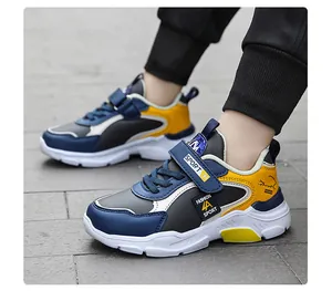 Gros plan sur des baskets de sport en maille respirante pour garçons, bleu et jaune