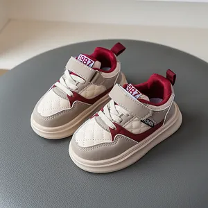 Modische Kinder-Sneaker mit dicker Sohle im Beige-Burgunder-Farbe-Block-Stil Design