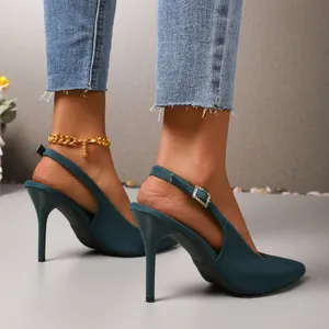 Detailansicht der eleganten dunkelblauen Stöckelschuhe mit Slingback-Riemen und Schnalle.