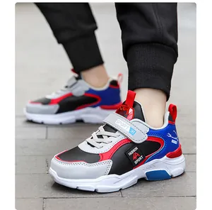 Vue détaillée des baskets en mesh respirant pour garçons en rouge, bleu et noir.