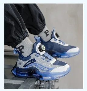 Gros plan sur les chaussures de sport bleu et blanc pour garçons avec une semelle épaisse