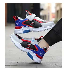 Vue détaillée de profil des baskets de sport respirantes pour garçons en rouge et bleu