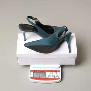 Dunkelgrüne Slingback-Pumps auf Digitalwaage mit 437,1g Gewicht für den Versand