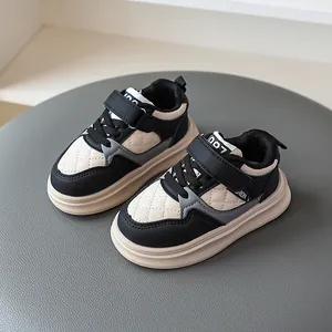 Modische Kinder-Sneaker mit dicker Sohle in Schwarz und Beige mit Rautensteppung