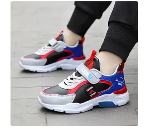 Gros plan de baskets de sport multicolores pour garçons avec bandes velcro et mesh.
