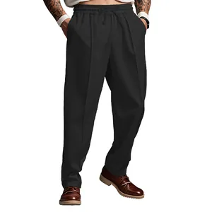 Vista inferior de pantalones jogger negros sueltos para hombre con cordón en la cintura.