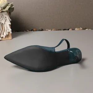 Nahaufnahme der rutschfesten Sohle der dunkelgrünen Slingback-Heels mit Spitze.