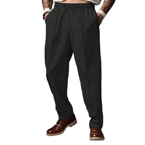 Detalle del pantalón casual negro para hombre con corte oversize y diseño de pinzas.